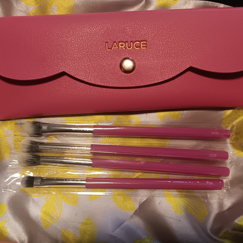 LARUCE Pink Makeup Brush Set with Case
